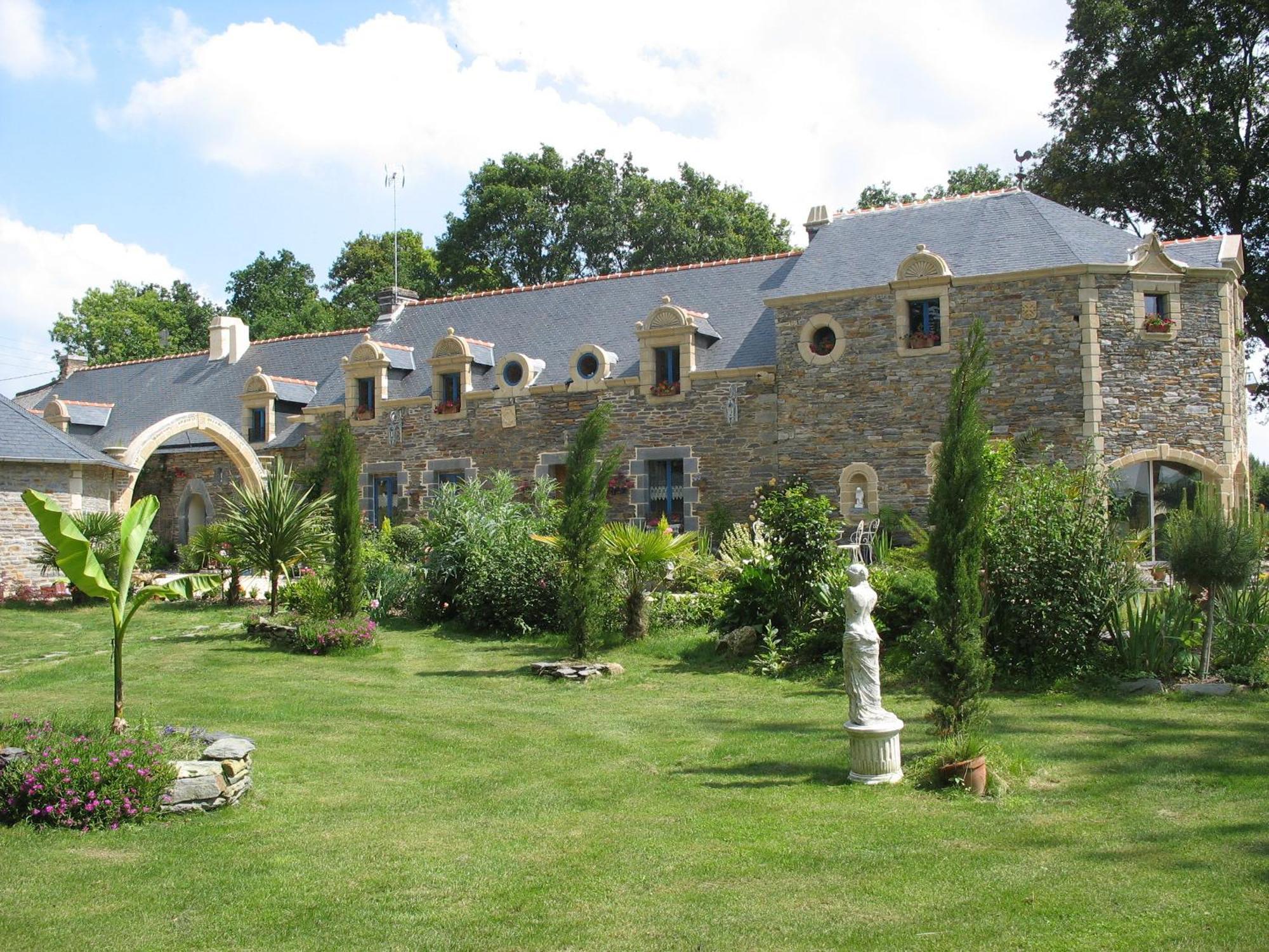 Le Clos Saint Fiacre Hotel Carentoir Exterior photo